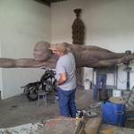 The artist working on Mega Focus Sculpture at Art 21 Studio in Guadalajara.